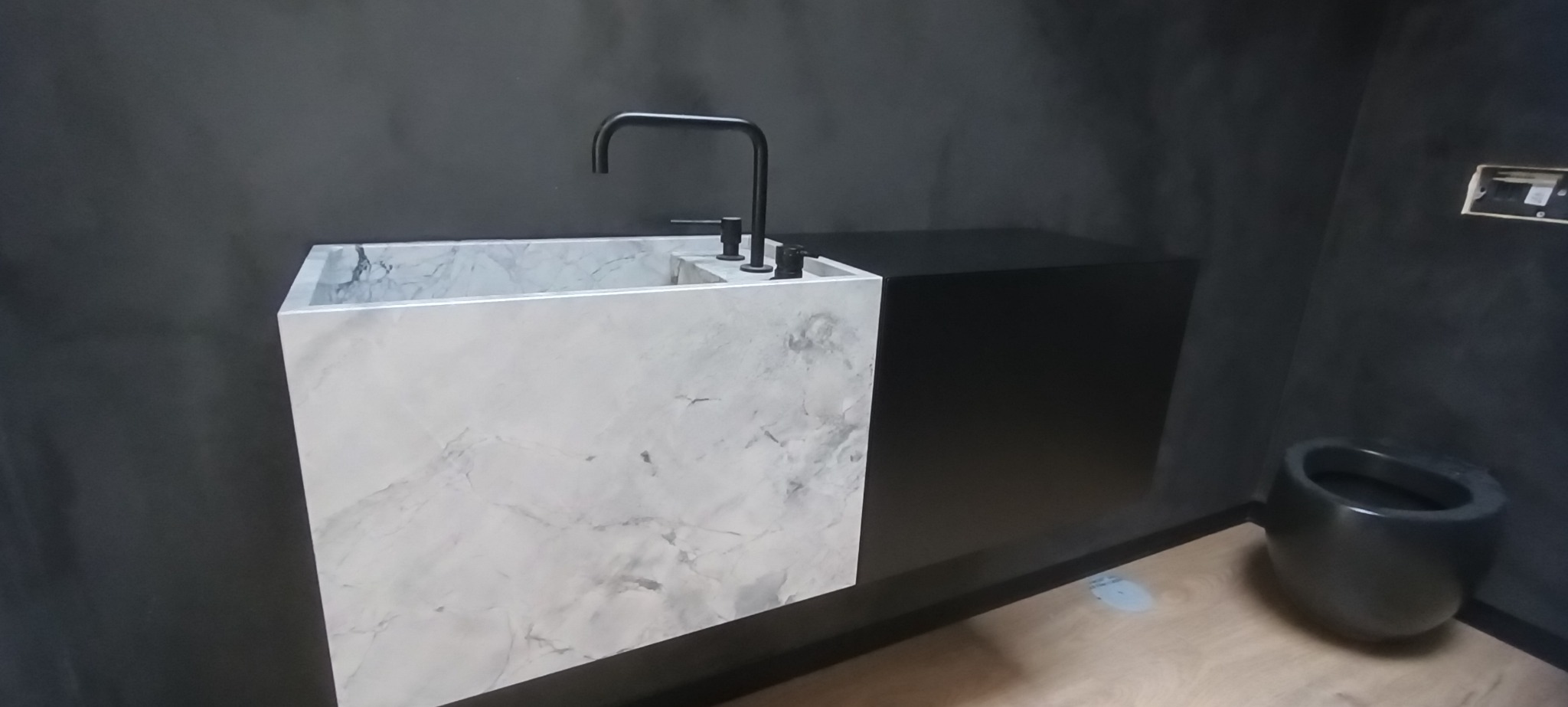 Lavatório suspenso em pedra e design moderno
