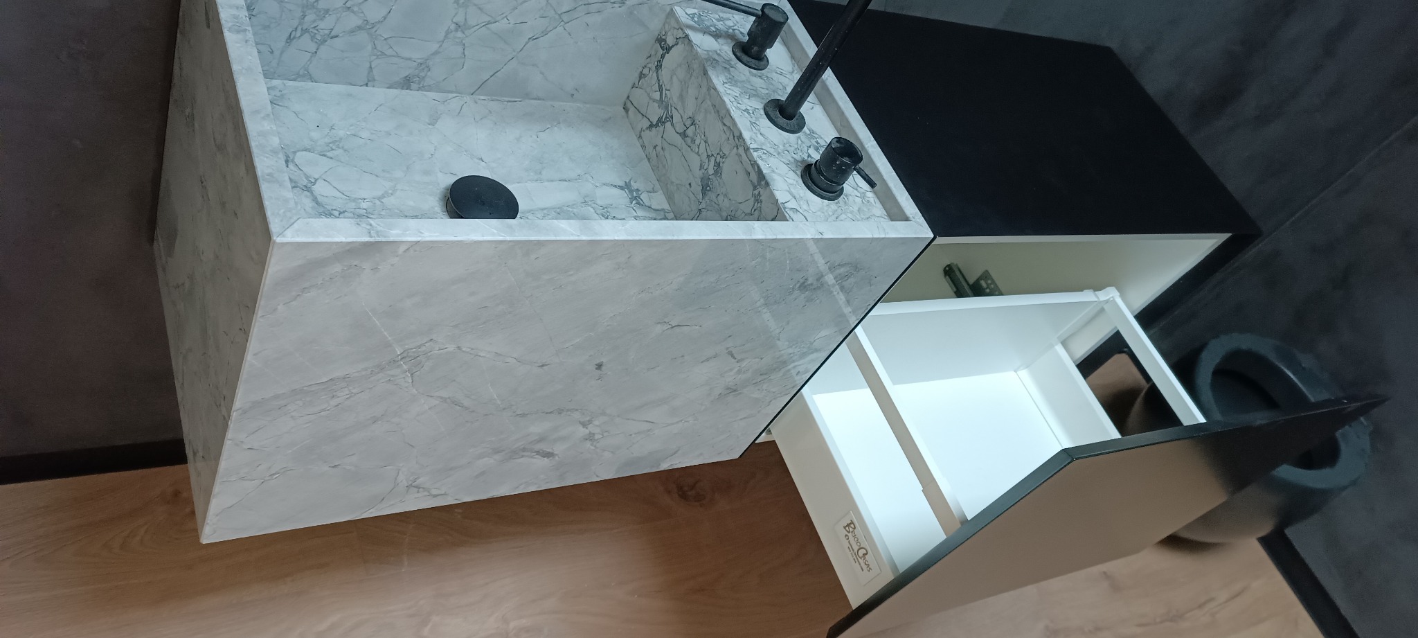 Detalhe de móvel e lavatório premium