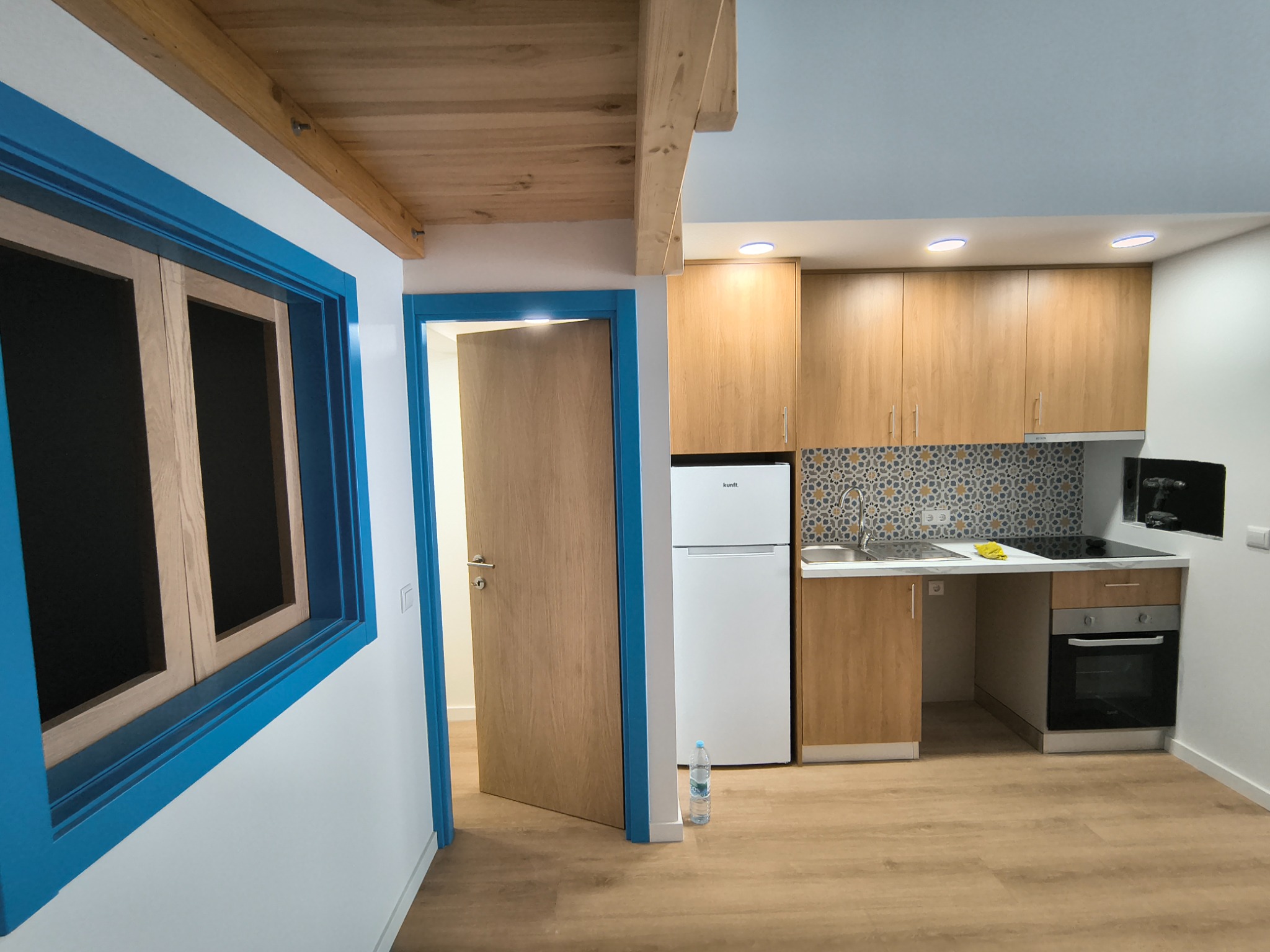 Remodelação interior com mezzanine em madeira